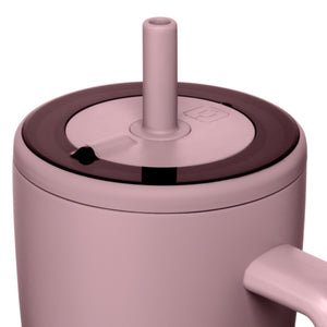 Close-up of the BruMate Era Ü-Turn™ lid and straw