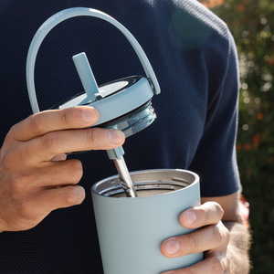 Lifting the BruMate Resa lid and ColdKey™ straw