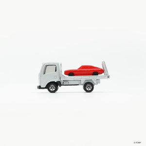 Tomica AO-02 Isuzu Elf transporter, side view with the loaded car