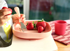 BEABA training cutlery set old pink, arched handle detail