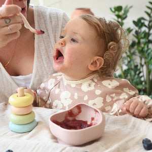 Béaba Silicone Suction Bowl - Pink - lifestyle