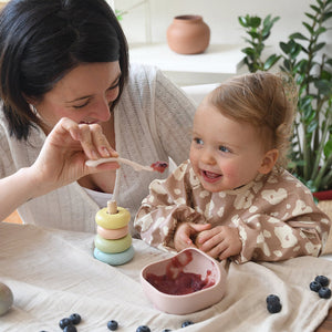 Béaba Silicone Suction Bowl - Pink - lifestyle