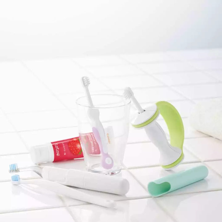 Combi Baby Teteo Baby Toothbrush Step 2