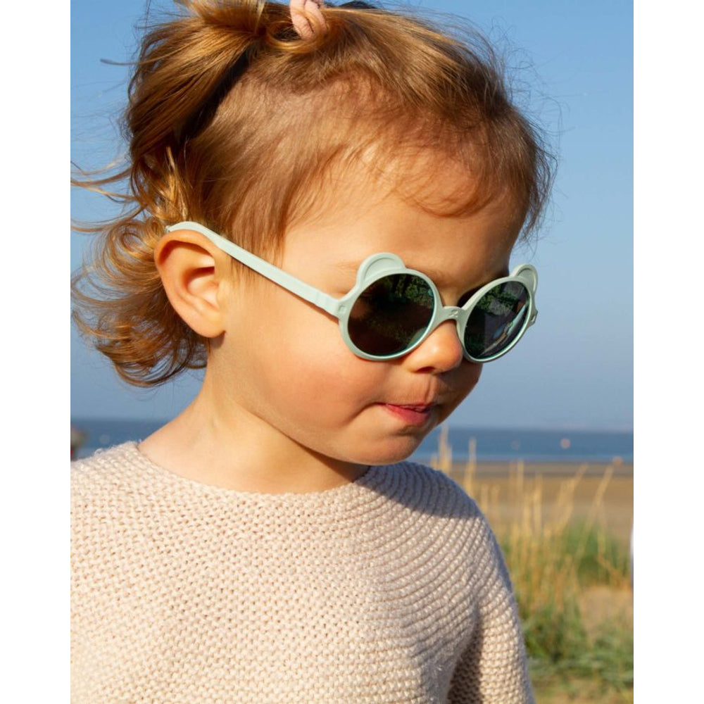 KI ET LA Sunglasses OURSON (1-2 years) Almond Green – lifestyle image
