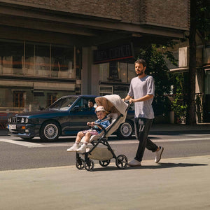 Nuna BMW TRVL LX - Mica - lifestyle