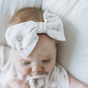 Baby wearing the Kays+Kins Veloura Mist print pre-tied bow headband