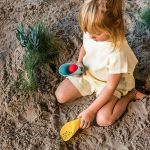 Quut Cuppi Beach Toy - Shovel, Sifter & Ball (Assorted Colours) - image 5 - Happikiddo.com